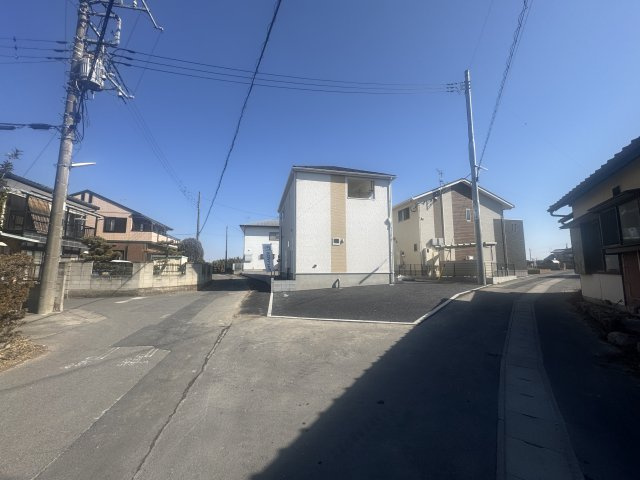 新築　藤岡市藤岡第5　クレイドルガーデン　1号棟の前面道路含む現地写真|現地写真　北側接道幅員約4ｍ　西側接道幅員約4ｍ
