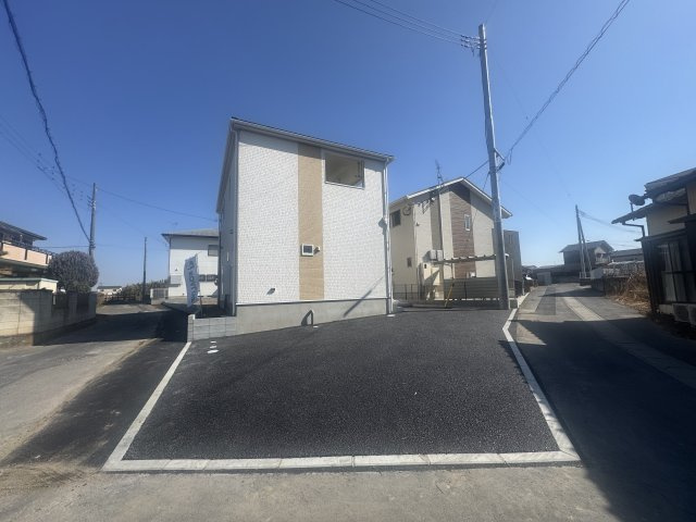 新築　藤岡市藤岡第5　クレイドルガーデン　1号棟の駐車場|現地写真　駐車スペースは並列2台分可能です！
