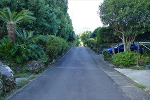 浮山温泉別荘地　戸建ての前面道路含む現地写真