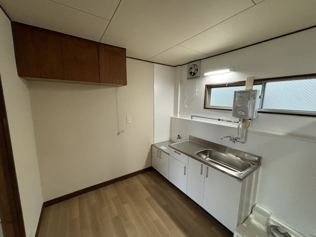 野崎ビルのキッチン|コンパクトなキッチンで掃除もラクラク