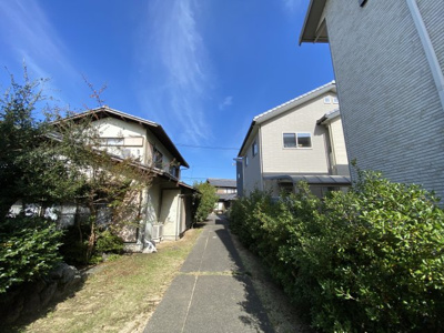 【前面道路含む現地写真】 | 片島町戸建 | 車で通れます。旗竿地になっています。