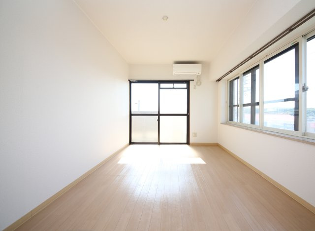 第8タツミビルの洋室