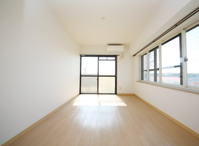 第8タツミビルの洋室