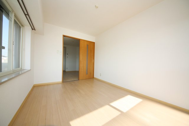 第8タツミビルの洋室