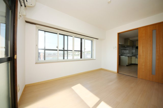 第8タツミビルの洋室