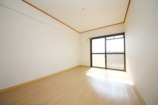 第8タツミビルの洋室