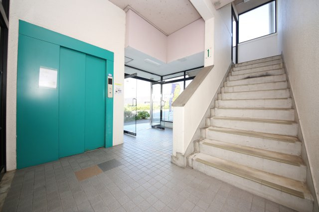 第8タツミビルのロビー