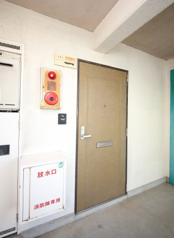 第8タツミビルの玄関