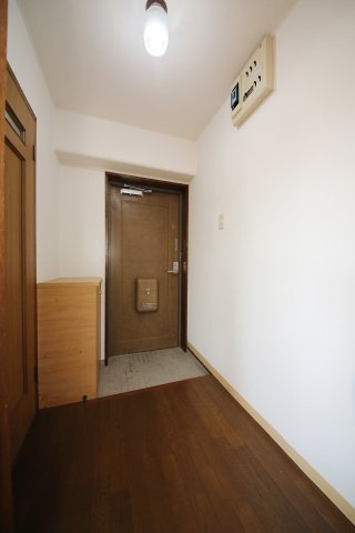 第8タツミビルの玄関