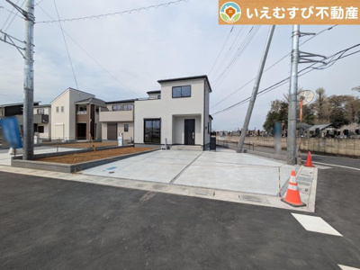 【駐車場】 | Livele Garden.S　深谷稲荷町北第2 | 並列3台駐車可能なゆとりのカースペース
複数台車をお持ちでも、お友達が遊びに来てもゆとりの駐車スペース！