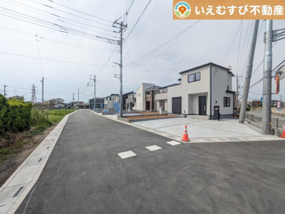【前面道路含む現地写真】 | Livele Garden.S　深谷稲荷町北第2 | 充分な広さの前面道路
間口が広くお車の出し入れも問題なく行えるスペースが確保されています♪