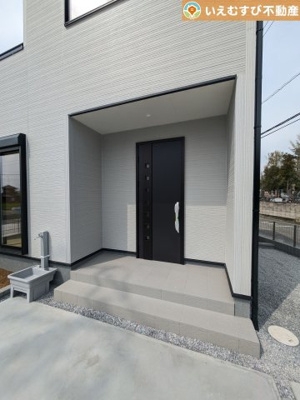 【エントランス】 | Livele Garden.S　深谷稲荷町北第2 | 雨が防げる広々エントランス
駐車場からアクセスの良いエントランス。雨の日や荷物が多くても安心の動線♪