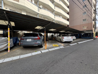 【駐車場】 | マンションの駐車場スペース。空きの有無や駐車料金、サイズ規定などについては、改めてお問い合わせください。～即日のご見学可能～　お問合せはお気軽にどうぞ。
