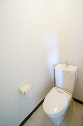 中央ビル3階のトイレ|落ち着いた色調のトイレです