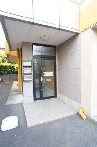 中央ビル3階のエントランス|清潔なエントランスです