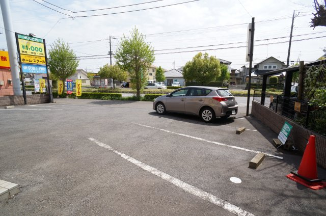 中央ビル3階の駐車場|車をお持ちの方に嬉しい駐車場付きの物件です