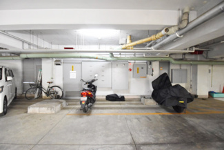 【駐車場】 | バイク置き場。空き区画の有無や駐輪料金、サイズおよび排気量規定などについては、改めてお問い合わせください。～即日のご見学可能～　お問合せはお気軽にどうぞ。