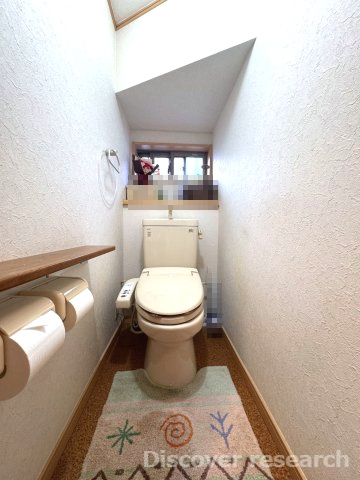 横浜市磯子区洋光台1丁目のトイレ|今では当たり前のウォシュレット付き。便座を温める機能もついていて、居心地良くてトイレから出られなくなるかも！換気用に換気扇はもちろん、窓も着いているので常に快適ですね♪