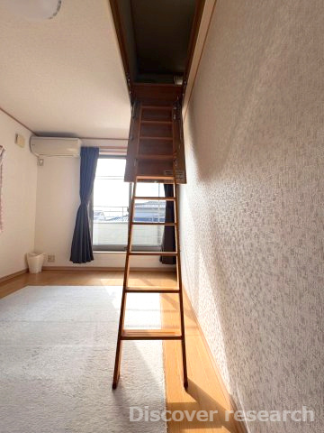 横浜市磯子区洋光台1丁目の洋室|大きな窓からたっぷりと陽光が注がれる明るい空間。家族の成長に対応できる永住仕様の間取り。一日の疲れをいやしてくれる主寝室。時を忘れて過ごす場所として過ごせるお部屋。小屋裏収納があるのはうれしいですね♪