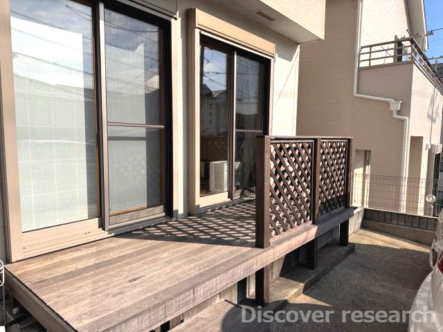 横浜市磯子区洋光台1丁目の設備|ウッドデッキを設置すると、屋外にフラットなスペースが生まれます。南面に設置したウッドデッキは車からの荷物の運び入れもラクラクです。