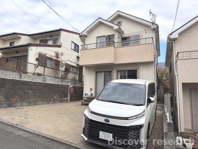 横浜市磯子区洋光台1丁目の外観|陽当たり良好、「車3台並列駐車可能」な物件です。流行に左右されず、将来にわたって価値が継続する「上質」な佇まい。おしゃれな雰囲気や自然の潤い、親しみやすさといった暮らしを豊かにしてくれる住空間です。