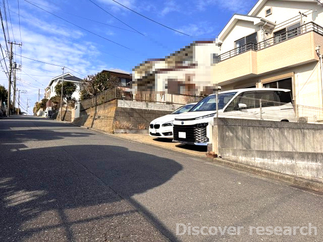 横浜市磯子区洋光台1丁目の前面道路含む現地写真|前面道路含む現地写真です。抜け道になっていないので交通量の少ない閑静な住宅街です。前面道路は6m以上です。