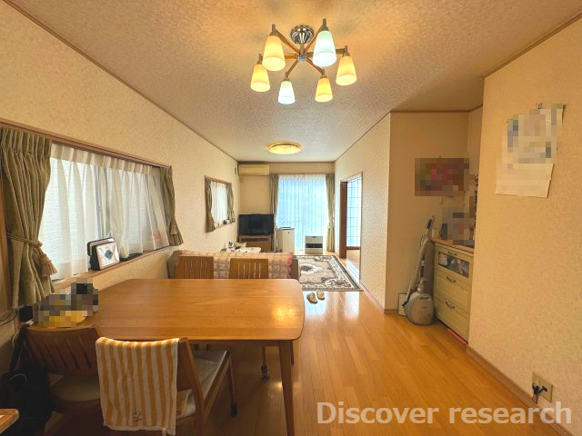 横浜市磯子区洋光台1丁目の居間・リビング|【LD（約11.25帖）】
家族の笑い声が聞こえてきそうな大空間♪和室が隣にあるLDKはそれだけで心が和みます。家族揃ってリビングで過ごすお休みの日が、楽しみになる場所となることでしょう。