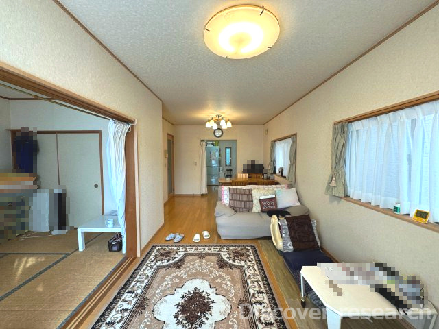 横浜市磯子区洋光台1丁目のその他|【LD（約11.25帖）】
来客の際には、LDと和室の間の扉を開けることで、開放感あふれる空間に！
どちらの居室にも大きな窓がある為、リビング全体が明るい陽光に包まれます。