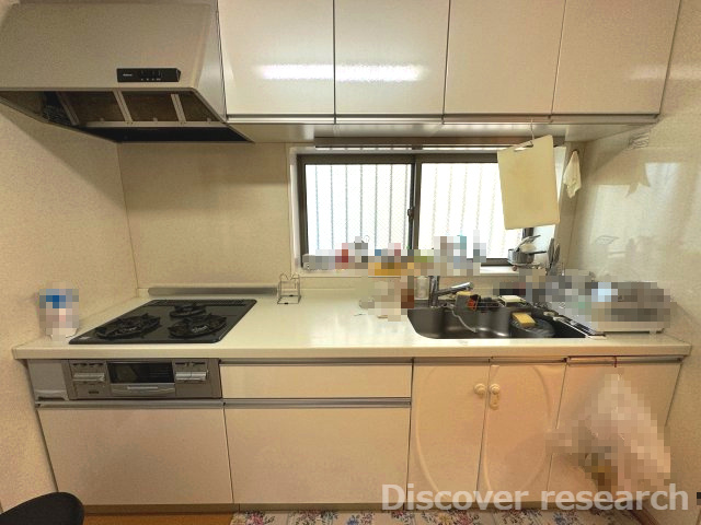 横浜市磯子区洋光台1丁目のキッチン|【キッチン（約4.25帖）】
システムキッチンで使い勝手の良いキッチンです。上下に収納スペースが設けられており食器などの収納には困らなそうです。