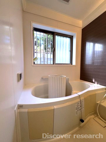 横浜市磯子区洋光台1丁目の浴室|一日の疲れを癒してくれる場所なので、快適に過ごして頂く為にゆったりサイズのバスタブを用意しました。是非半身浴をお楽しみ下さい。空気が籠らない様に小窓も設置しております。