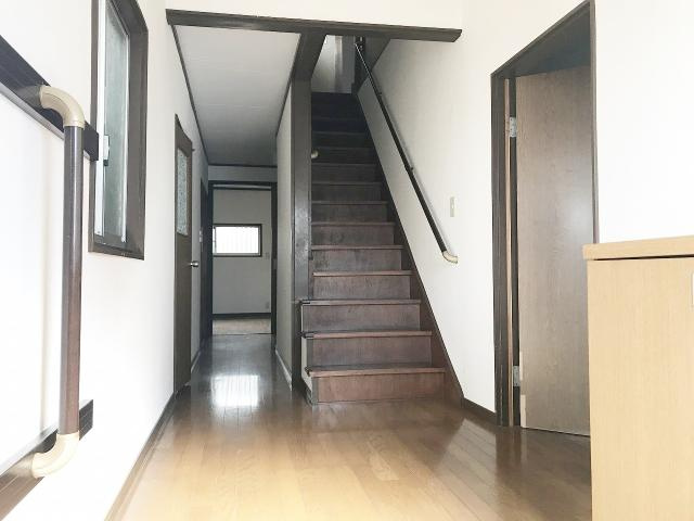 緑町戸建ての玄関|収納もある玄関です