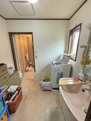 【脱衣所】 | 宇城市小川町江頭 | ☆ゆとりある広さの脱衣所☆収納棚を置くスペースもあり便利です☆