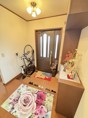 【玄関】 | 宇城市小川町江頭 | ☆コの字タイプのシューズボックス☆カウンターとしても使用できるスペースがあり便利です☆