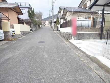 広島市安佐北区あさひが丘8丁目　中古一戸建ての前面道路含む現地写真