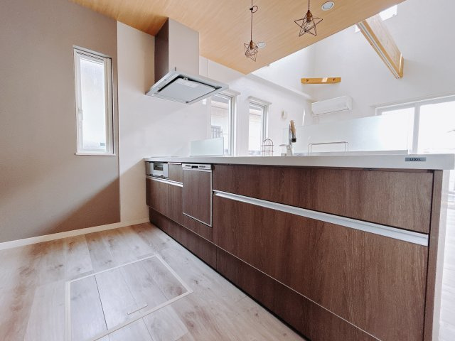 【中古戸建】高崎市菅谷町のキッチン|お料理をしながらお部屋を見渡せることができる対面キッチンを採用。コミュニケーションがとりやすく、家族の絆が深まります。今日の出来事をおしゃべりしながら楽しい時間をお過ごしください♪