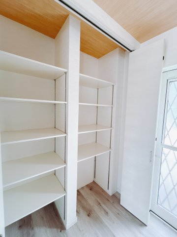 【中古戸建】高崎市菅谷町の収納|「キッチンパントリー」は、お米やお野菜などの食材を保管するのに最適な空間です♪調味料の棚を設けて、買い置きをしまえるのもいいですね。