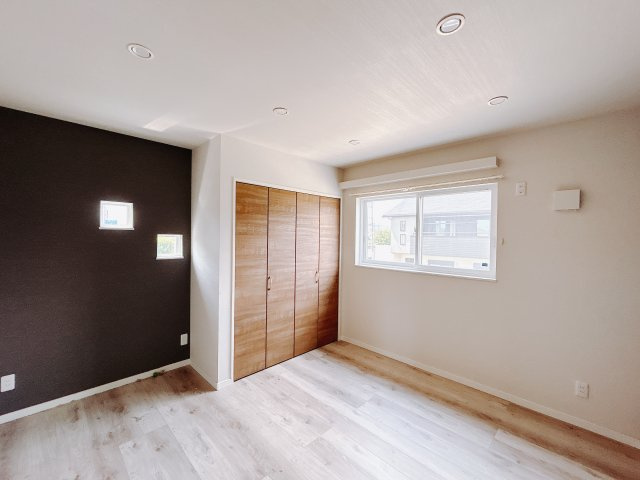 【中古戸建】高崎市菅谷町の洋室|広い寝室ならインテリアも自由自在にお楽しみいただけます♪お外から帰ってきた後は寝室でゆっくり自分の時間をお過ごしください。