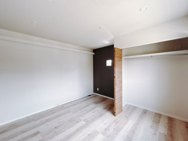 【中古戸建】高崎市菅谷町の洋室|ダブルベッドを置いても充分な広さを2Ｆのお部屋に設けております。お子様と家族みんなで寝るのも夢じゃありません♪窓からは光が差し込むので日中でも明るいお部屋です。