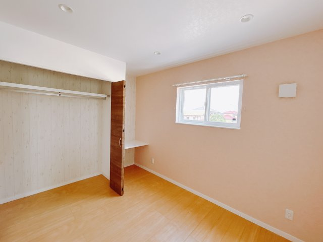 【中古戸建】高崎市菅谷町の洋室|お子様にとって初めての「自分だけのお部屋」。どんなお部屋にするのか楽しみになりますね♪こちらのお部屋は洋室になっているので、もし汚してしまっても簡単にお掃除できるので助かります。