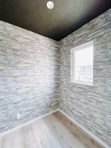 【中古戸建】高崎市菅谷町の洋室|こちらは何にでも使える共同スペースになっております。趣味の物を置くのにもいいスペースです。また、物置としても使えるので家庭用品の備蓄室にも最適です♪