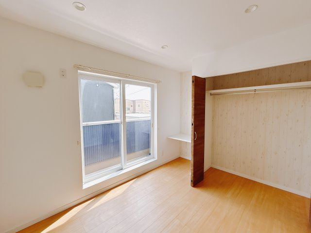 【中古戸建】高崎市菅谷町の洋室|ママ友が来ても子供達には子供部屋で遊んでいてもらうことができます。ママ達はリビングで楽しくおしゃべりに華を咲かせながら気兼ねなく盛り上がれます♪