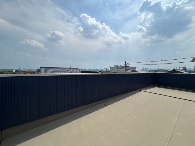 【中古戸建】高崎市菅谷町のバルコニー|バルコニーから入る日差しは暖かく、爽快な朝の目覚めを促してくれます♪洗濯物やお布団を干して太陽の香りを吸い込んだお布団で夜はおやすみください。