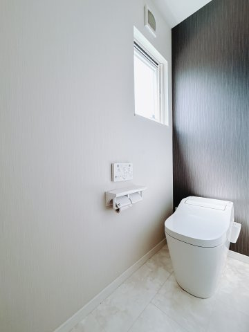 【中古戸建】高崎市菅谷町のトイレ|白を基調とした明るいトイレ室になっております♪