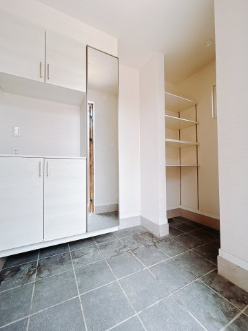 【中古戸建】高崎市菅谷町の玄関|毎日の「いってらっしゃい」や「お帰りなさい」を大切なご家族と過ごす玄関は〈使いやすさ〉を追求しております。玄関横の物入は急な来客時でもさっとお片付けできるスペースを確保しています。