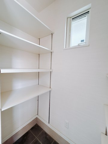 【中古戸建】高崎市菅谷町の玄関|シューズインクロークには折りたたみ自転車やゴルフバッグ、ベビーカーを置くのに最適な場所となっています。DIYで作った棚を置いたり植物を飾ったり…おしゃれにアレンジしてください♪