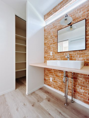 【中古戸建】高崎市菅谷町の独立洗面台|通常より広いタイプの洗面所になっています。のびのびと使える洗面所には寒い冬にストーブをおいても邪魔になりません♪