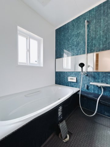 【中古戸建】高崎市菅谷町の浴室|1日の疲れを癒せるお風呂♪足がのばせるほど広いお風呂にはエコベンチも搭載！小さいお子様を座らせれば一緒にお風呂へ入っても安心。浴室暖房乾燥機付きなので洗濯物も乾かせます。