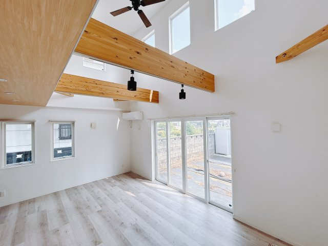 【中古戸建】高崎市菅谷町の居間・リビング|これから長く住むお家のリビングには毎日気持ちのいい日差しが差し込みます。ポカポカ日向ぼっこをしながらお昼寝をするのもいいですね♪明るいリビングに気分も晴れやかに♪