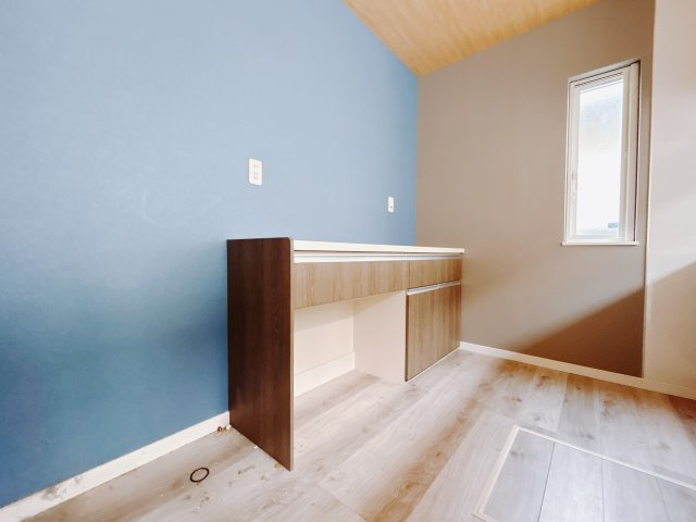 【中古戸建】高崎市菅谷町のキッチン|調理器具の出し入れが便利なスライド収納♪毎日家事を頑張る皆さまにおすすめしたいポイントです(*^^*)