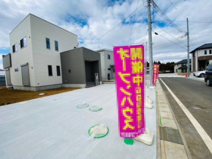 いろどりアイタウン富里町七栄　18号棟の前面道路含む現地写真